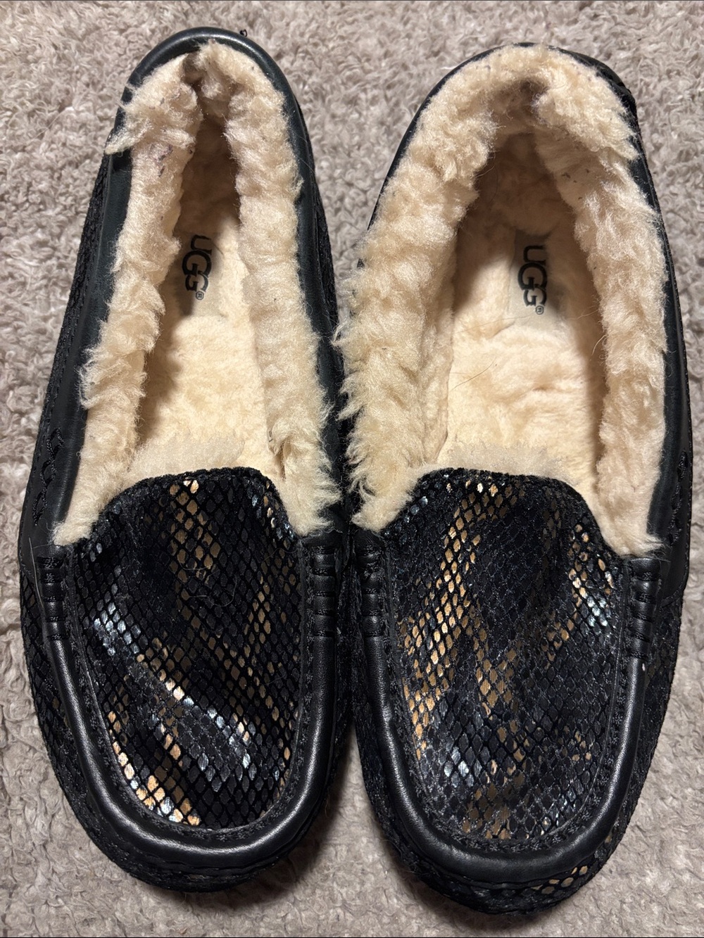 UGG Women's Black & metallic Shearling-Lined Moccasin sz 8 snake print appearanc